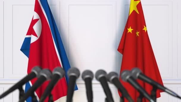 Uluslararası Toplantı veya anlaşmalarını basın toplantısında Kuzey Kore ve Çin'i bayrakları — Stok video