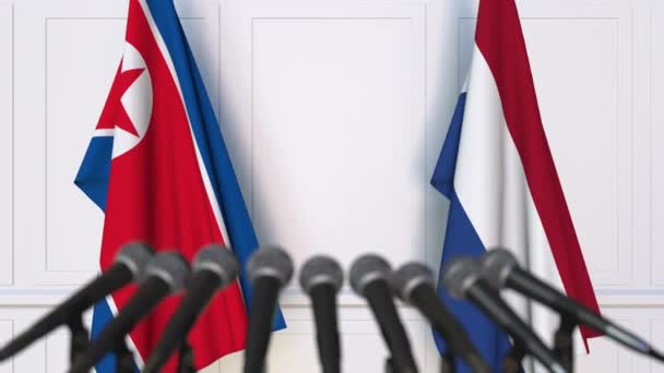 Flaggen Nordkoreas und der Niederlande bei internationalen Treffen oder Verhandlungen — Stockvideo