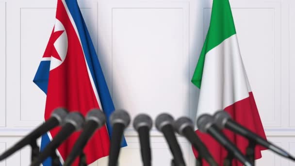 Bandiere della Corea del Nord e dell'Italia alla riunione internazionale o alla conferenza stampa dei negoziati — Video Stock