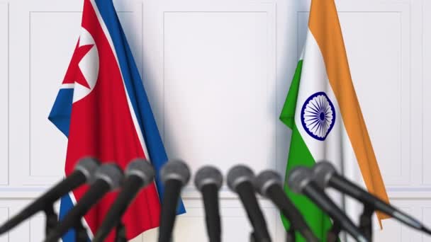 Flaggor i Nordkorea och Indien vid internationella förhandlingar eller möte presskonferens — Stockvideo