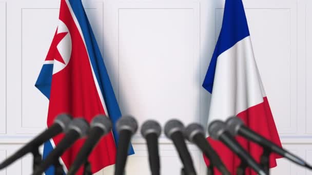 Bandiere della Corea del Nord e della Francia alla riunione internazionale o alla conferenza stampa dei negoziati — Video Stock