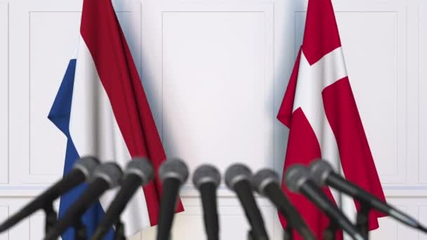 荷兰和丹麦在国际会议或谈判会议上的旗帜新闻发布会 — 图库视频影像