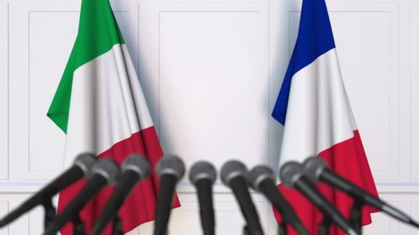 Flagi, Włochy i Francja, na międzynarodowej konferencji prasowej spotkania lub negocjacji — Wideo stockowe