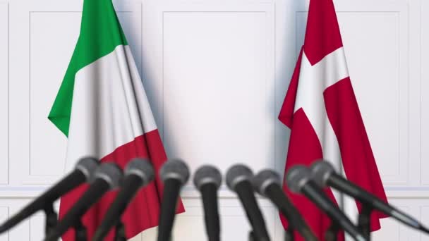 意大利和丹麦在国际会议或谈判会议上的旗帜新闻发布会 — 图库视频影像