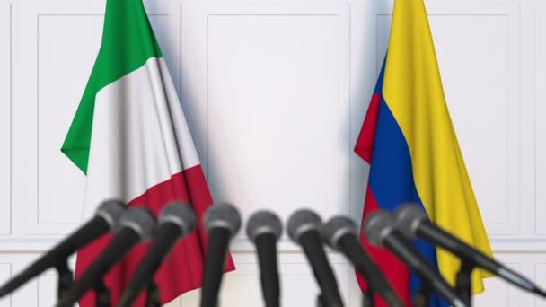 Banderas de Italia y Colombia en reunión internacional o en conferencia de prensa de negociaciones — Vídeos de Stock