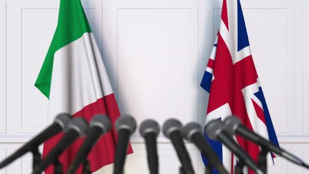 Flaggen Italiens und des Vereinigten Königreichs bei internationalen Treffen oder Verhandlungen Pressekonferenz — Stockvideo