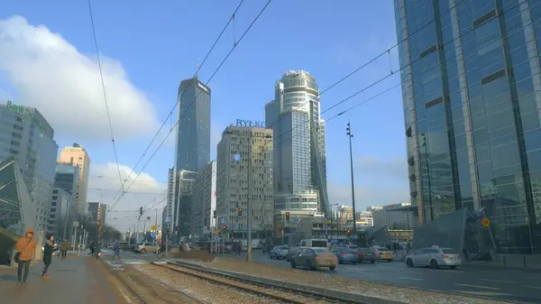 Warschau, Polen - 1. März 2018. Straßenverkehr und Bürohochhäuser in der Innenstadt — Stockfoto
