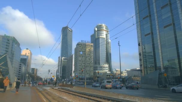 Warszawa - 1 marca 2018 r. Ulicy miasta ruchu i biura drapacze chmur w centrum — Wideo stockowe