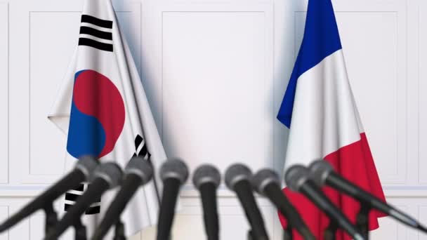 Vlajky z Jižní Koreje a Francie na mezinárodní tiskové konferenci zasedání nebo jednání — Stock video