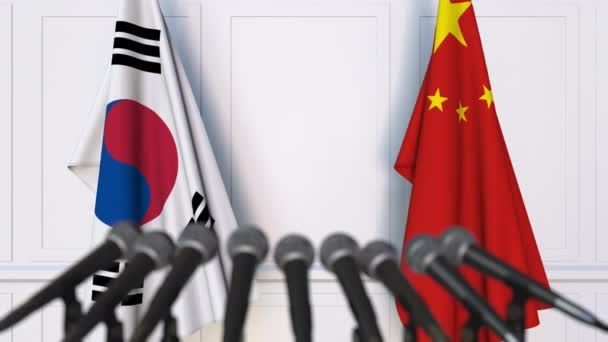 Flaggen Südkoreas und Chinas bei internationalen Treffen oder Verhandlungen Pressekonferenz — Stockvideo