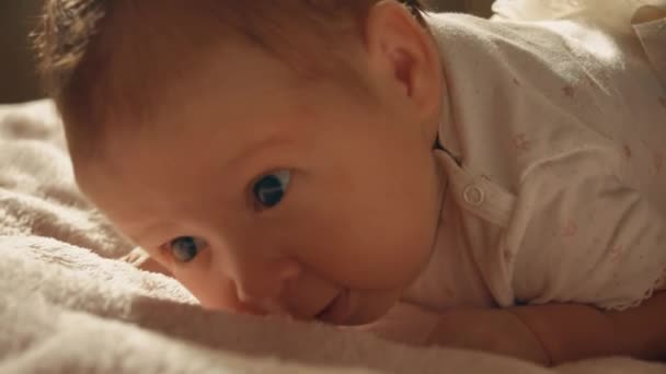 Niña tratando de arrastrarse en la cama — Vídeos de Stock