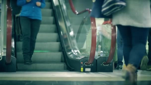 Tanınmayan insanlar hareketli merdiven bir metro istasyonu'na, ağır çekim vurdu — Stok video