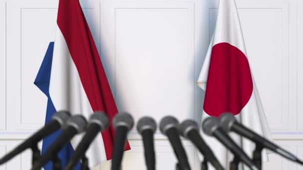 Vlajky, Nizozemí a Japonska na mezinárodní tiskové konferenci zasedání nebo jednání — Stock video