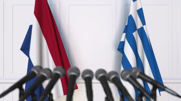 Σημαίες από τις κάτω χώρες και την Ελλάδα σε διεθνή διάσκεψη τύπου συνάντησης ή διαπραγματεύσεις — Αρχείο Βίντεο