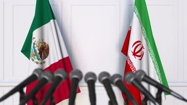 Banderas de México e Irán en reunión internacional o en conferencia de prensa de negociaciones — Vídeos de Stock