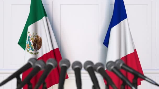 Flaggen Mexikos und Frankreichs bei internationalen Treffen oder Verhandlungen — Stockvideo