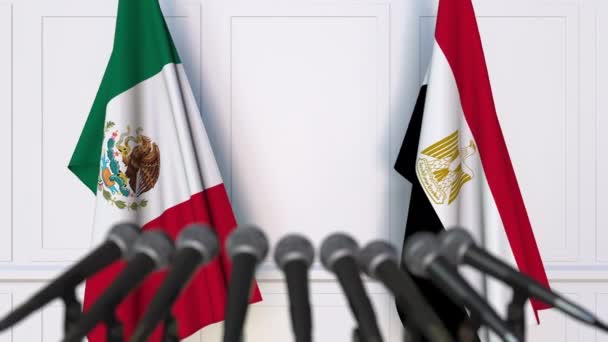 Banderas de México y Egipto en reunión internacional o en conferencia de prensa de negociaciones — Vídeos de Stock