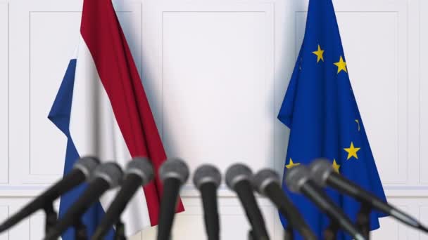 Flaggen der Niederlande und der Europäischen Union bei internationalen Treffen oder Verhandlungen Pressekonferenz — Stockvideo