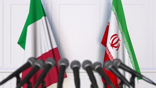 Flagi Włoch i Iran na międzynarodowej konferencji prasowej spotkania lub negocjacji — Wideo stockowe