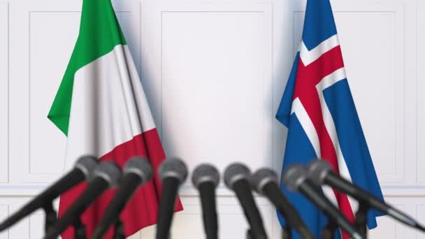 Flaggen von Italien und Island bei internationalen Treffen oder Verhandlungen Pressekonferenz — Stockvideo