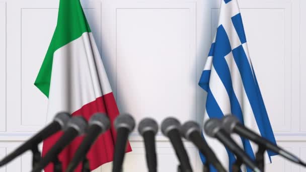 Banderas de Italia y Grecia en la reunión internacional o en la conferencia de prensa de negociaciones — Vídeos de Stock