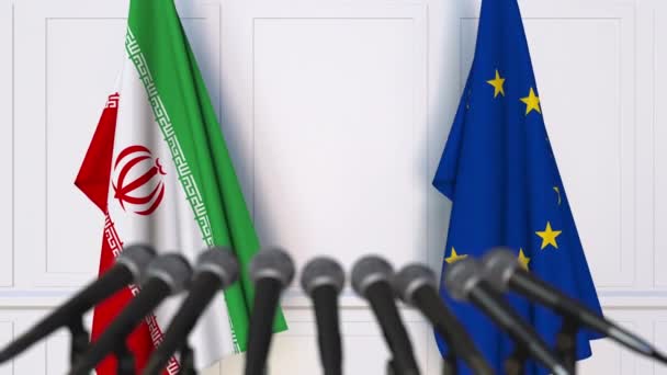 Flaggor av Iran och Europeiska unionen vid internationella förhandlingar eller möte presskonferens — Stockvideo