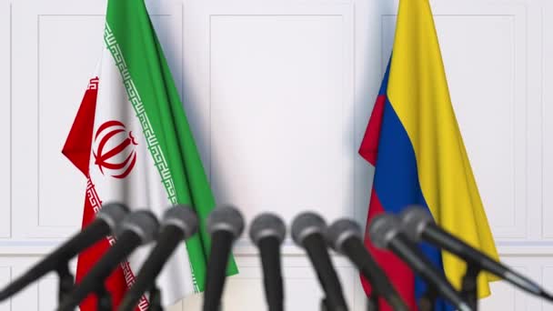 Banderas de Irán y Colombia en reunión internacional o en conferencia de prensa de negociaciones — Vídeos de Stock