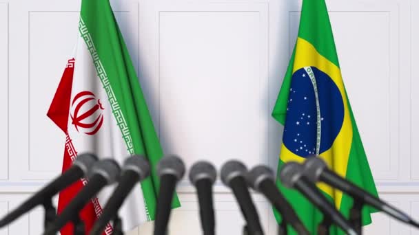 Nemzetközi találkozó vagy a tárgyalások során a sajtótájékoztatón az Iránból és Brazíliából zászlók — Stock videók