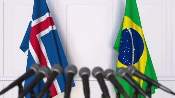 Flaggen von Island und Brasilien bei internationalen Treffen oder Verhandlungen Pressekonferenz — Stockvideo