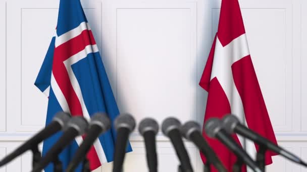 Banderas de Islandia y Dinamarca en reunión internacional o en conferencia de prensa de negociaciones — Vídeo de stock