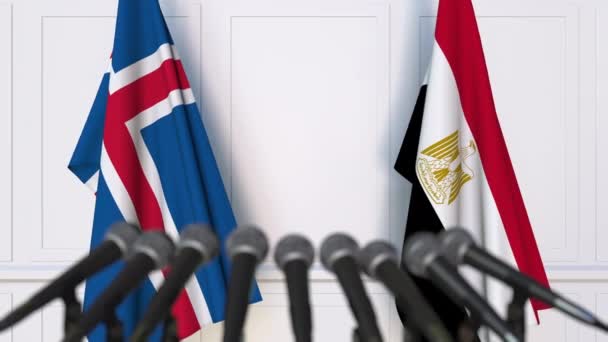 Flaggen von Island und Ägypten bei internationalen Treffen oder Verhandlungen Pressekonferenz — Stockvideo
