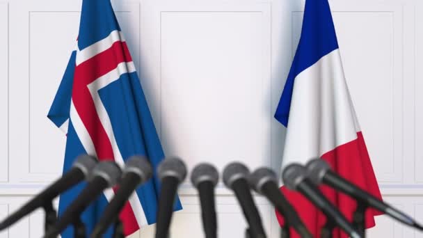 Banderas de Islandia y Francia en reunión internacional o en conferencia de prensa de negociaciones — Vídeo de stock