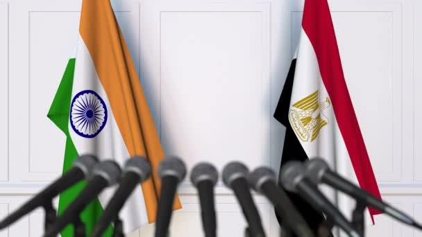 Bandeiras da Índia e do Egito em reunião internacional ou negociações conferência de imprensa — Vídeo de Stock