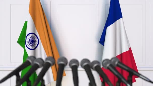 Banderas de la India y Francia en la reunión internacional o en la conferencia de prensa de negociaciones — Vídeo de stock