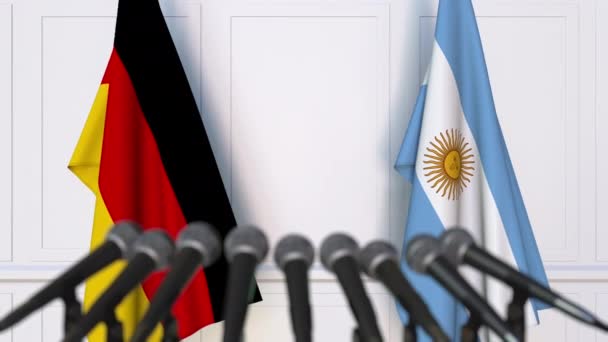 Flaggor av Tyskland och Argentina vid internationella förhandlingar eller möte presskonferens — Stockvideo