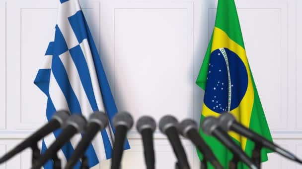 Flagi Grecji i Brazylii na międzynarodowej konferencji prasowej spotkania lub negocjacji — Wideo stockowe