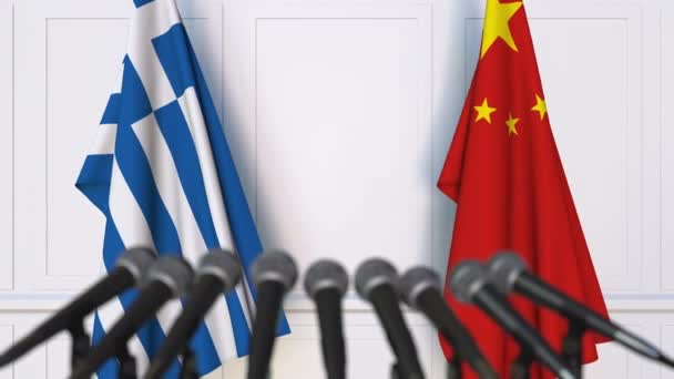 Bendera Yunani dan Tiongkok pada pertemuan internasional atau konferensi pers negosiasi — Stok Video