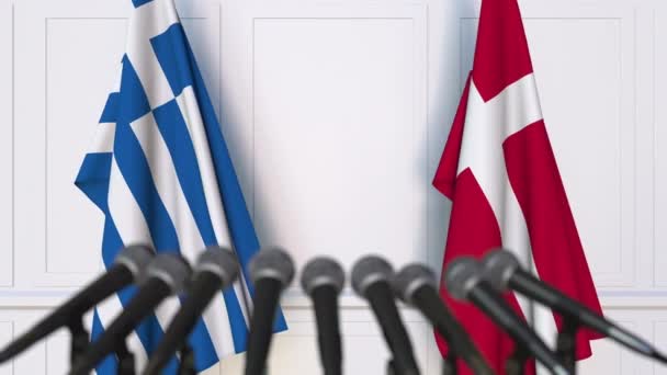 国際会議や交渉の記者会見でギリシャとデンマークの国旗 — ストック動画