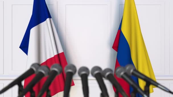 Banderas de Francia y Colombia en reunión internacional o en conferencia de prensa de negociaciones — Vídeo de stock