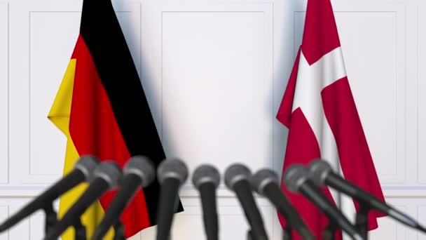 国際会議や交渉の記者会見でドイツとデンマークの国旗 — ストック動画
