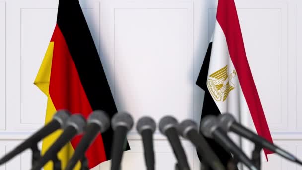 Bandeiras da Alemanha e Egito em reunião internacional ou negociações conferência de imprensa — Vídeo de Stock