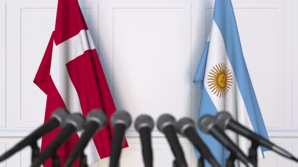 Vlajky Dánska a Argentina na mezinárodní tiskové konferenci zasedání nebo jednání — Stock video