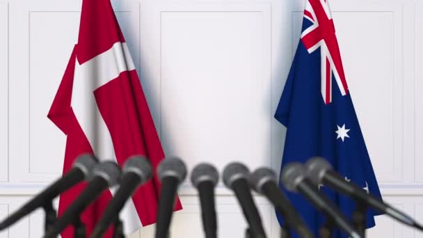 Banderas de Dinamarca y Australia en la reunión internacional o en la conferencia de prensa de negociaciones — Vídeo de stock
