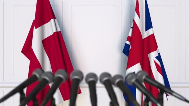 丹麦和联合王国在国际会议或谈判中的旗帜新闻发布会 — 图库视频影像