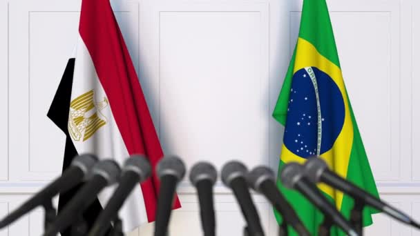 Bandeiras do Egito e do Brasil em reunião internacional ou negociações conferência de imprensa — Vídeo de Stock