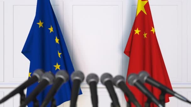 Bandiere dell'Unione europea e della Cina alla riunione internazionale o alla conferenza stampa dei negoziati — Video Stock