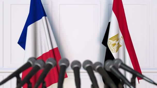 Флаги Франции и Египта на международной встрече или пресс-конференции — стоковое видео