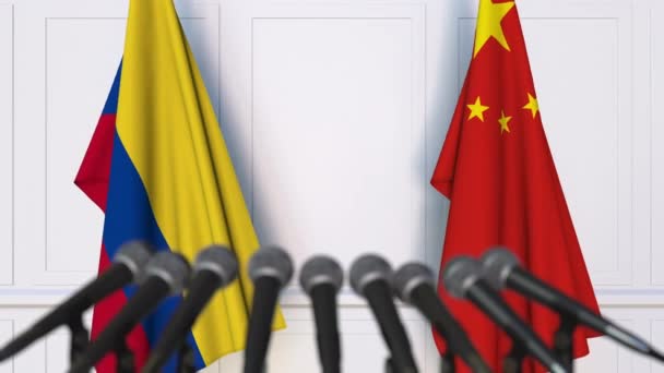 在国际会议或谈判新闻发布会上的哥伦比亚和中国国旗 — 图库视频影像