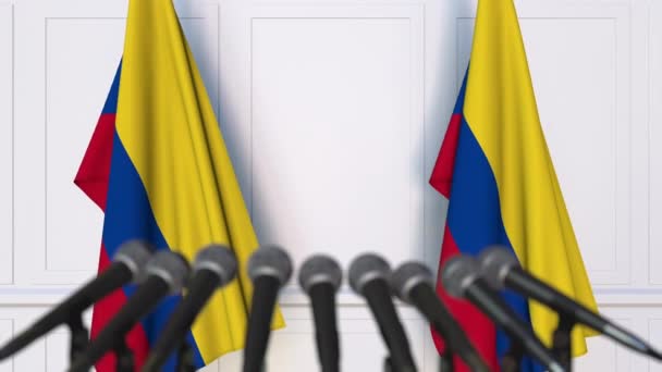 Kolumbijský oficiální tiskové konference. Vlajky z Kolumbie a mikrofony. Konceptuální animace — Stock video