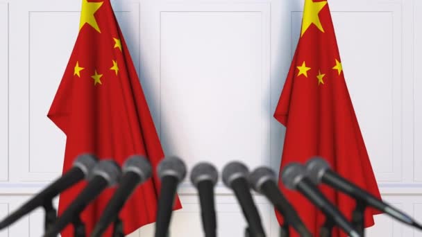 Κινεζική επίσημη συνέντευξη τύπου. Σημαίες της Κίνας και μικρόφωνα. Εννοιολογική κινούμενα σχέδια — Αρχείο Βίντεο